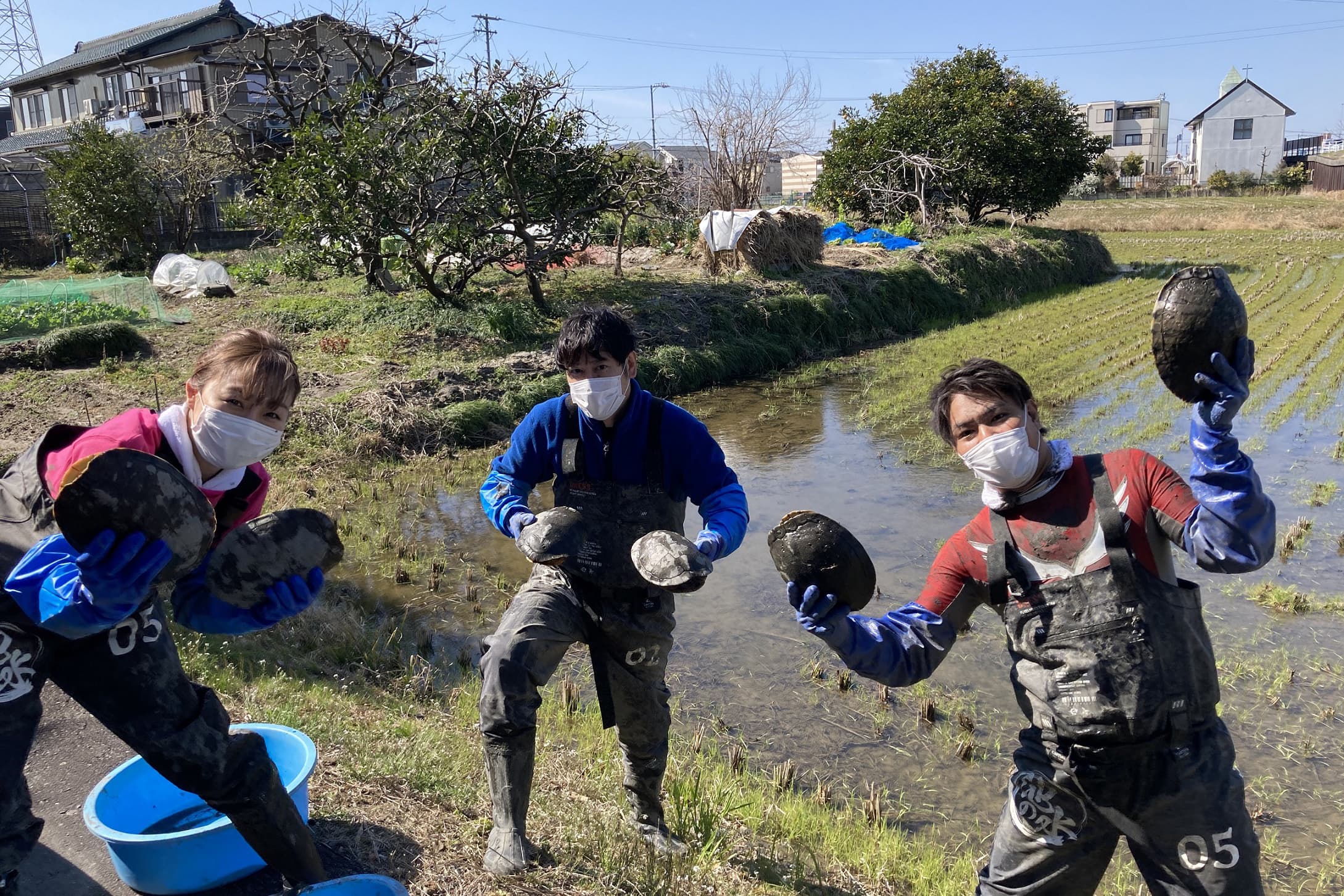 前園真聖 池の水ぜんぶ抜く で無人島の 人喰い沼 に足を取られる Sirabeeikenomizu3