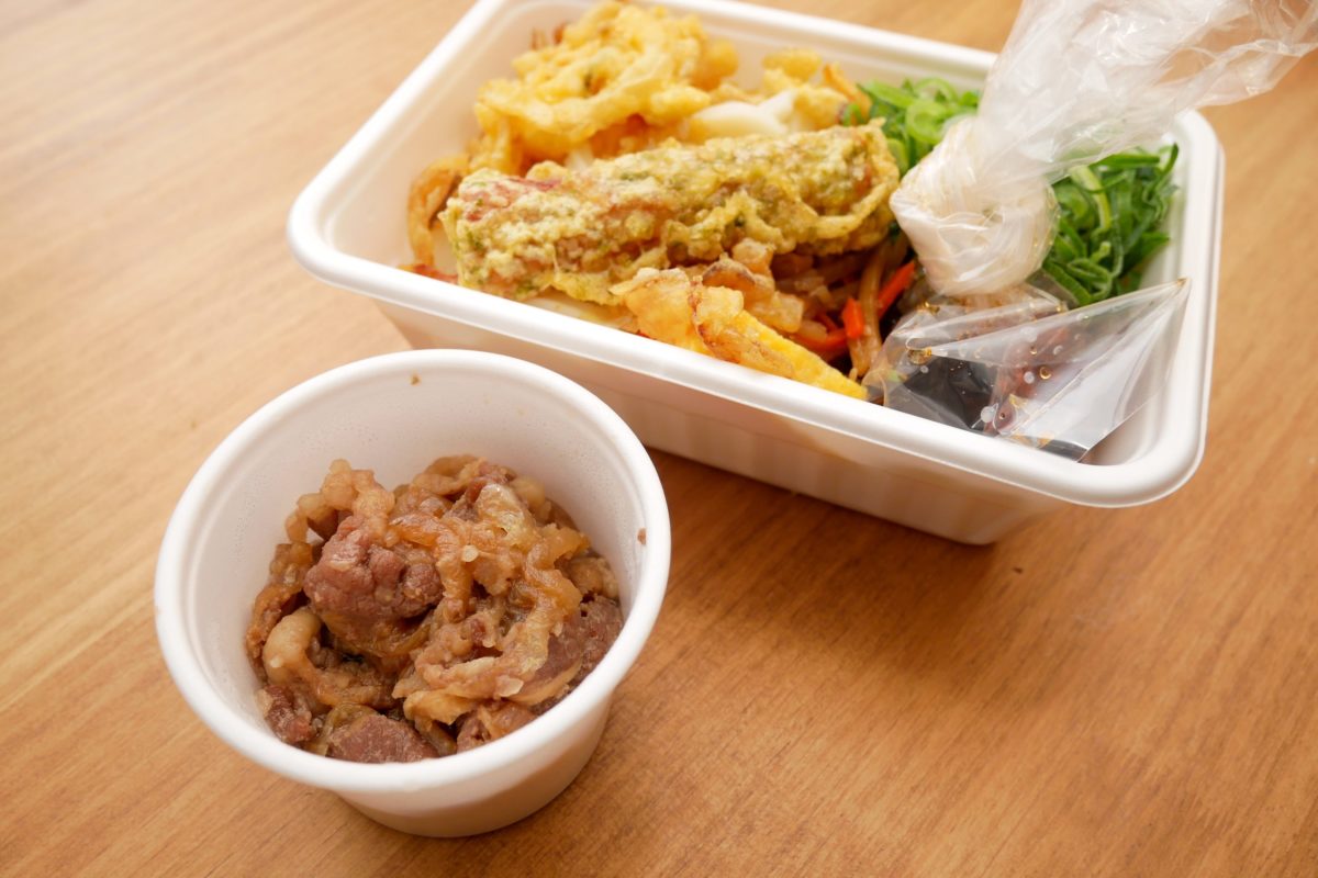 2種の天ぷらと定番おかずの肉うどん弁当