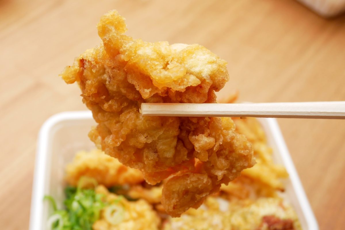 4種の天ぷらと定番おかずのうどん弁当