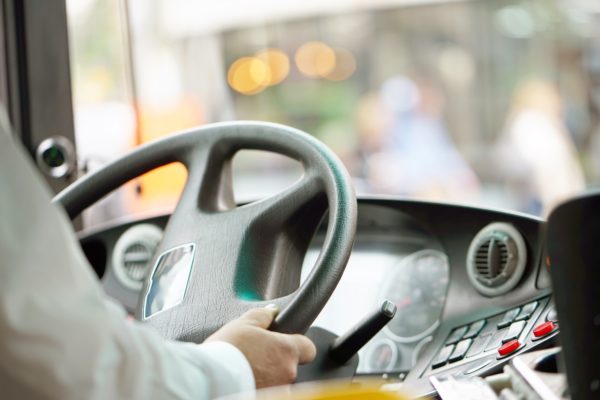 バス・運転手・運転席・ハンドル