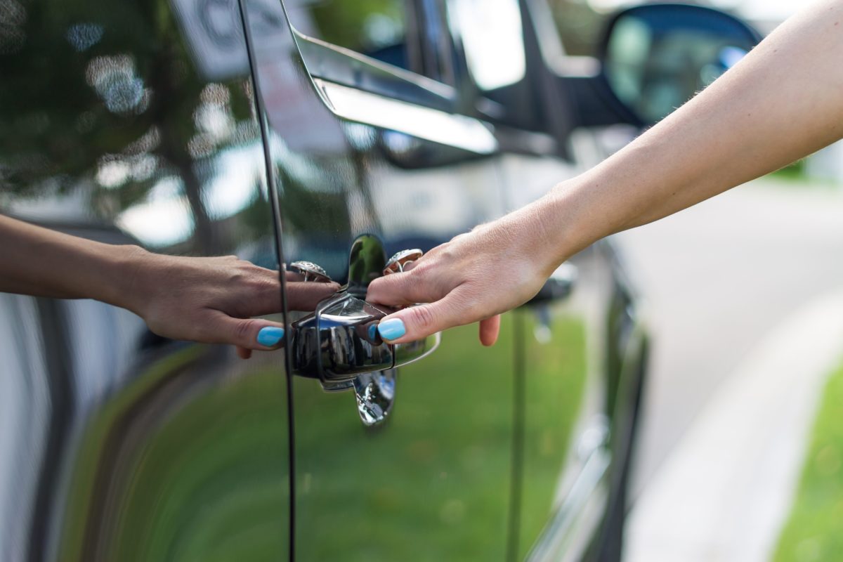 車のドアノブにつけられたリボンの意味は 通報した女性が怖すぎる情報を公開 Sirabee