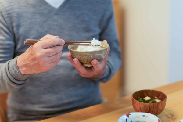 箸を持つ男性