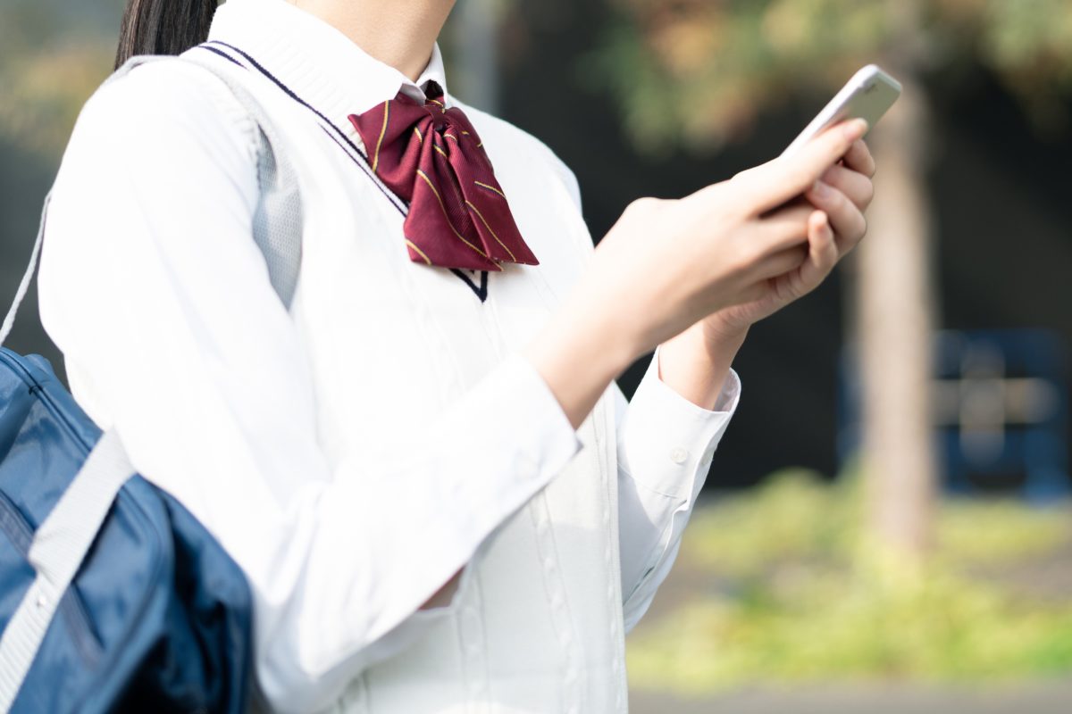 女子高校生・女子高生・制服・スマホ・スマートフォン