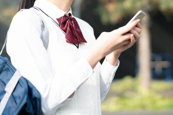 女子高校生・女子高生・制服・スマホ・スマートフォン