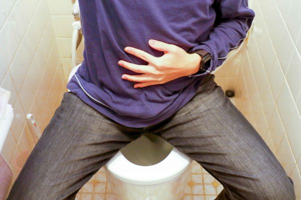 トイレにいる男性