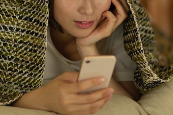 スマートフォンを見る女性