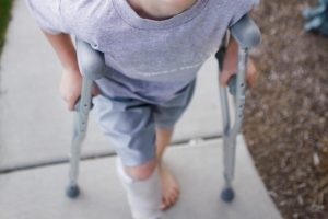 誕生間もなく両親の虐待が原因で義足に　6歳男児の努力と思いやりを世界が支援