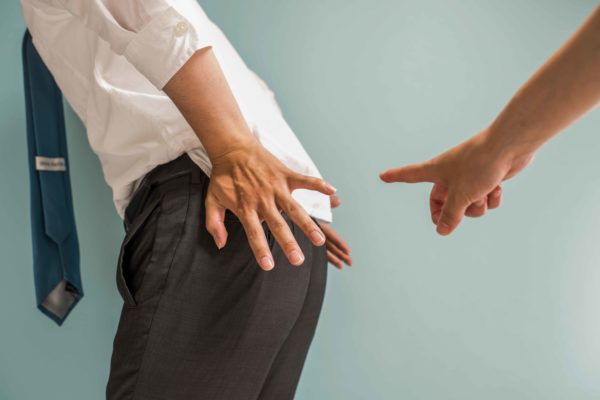 おならがバレた男性