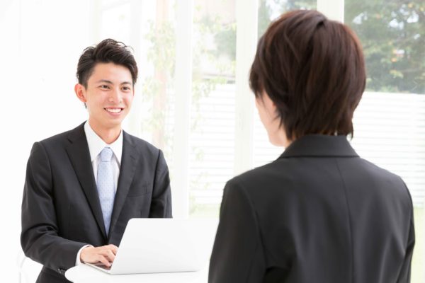 男性と話す