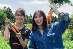 石川恋、トラウデン直美との農作業ショットに反響　「笑顔がピカピカしてる」