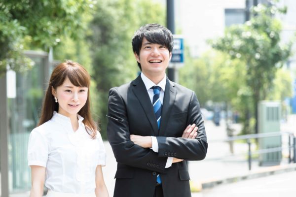遠くを見る男女