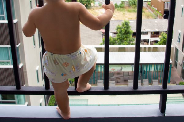 ベランダ・バルコニー・赤ちゃん・乳幼児