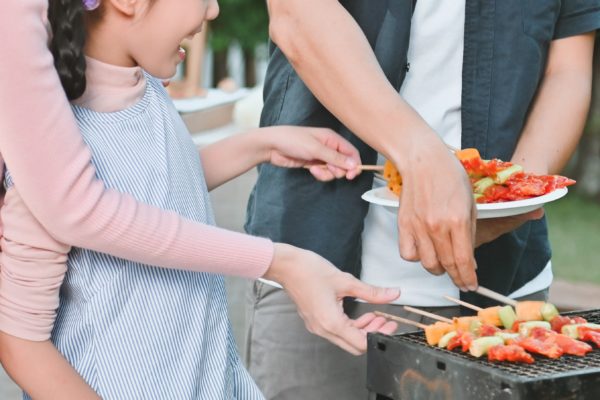 パーティ・バーベキュー・グリル料理・家族・父・母・娘