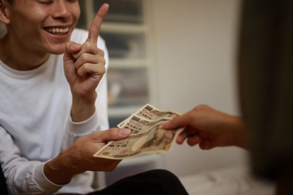 女性に金をせびる男性