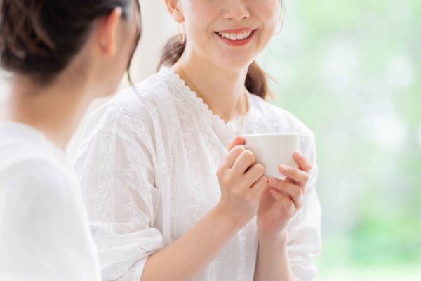 リビングで話す女性