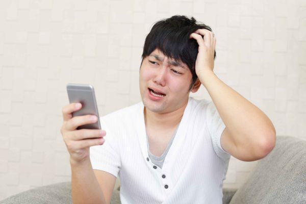 イラッとした男性