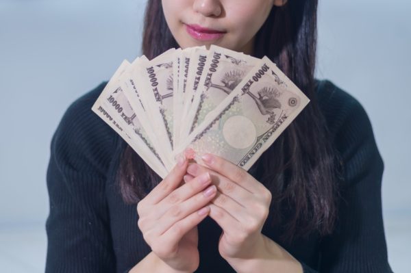 札束・お札・女性