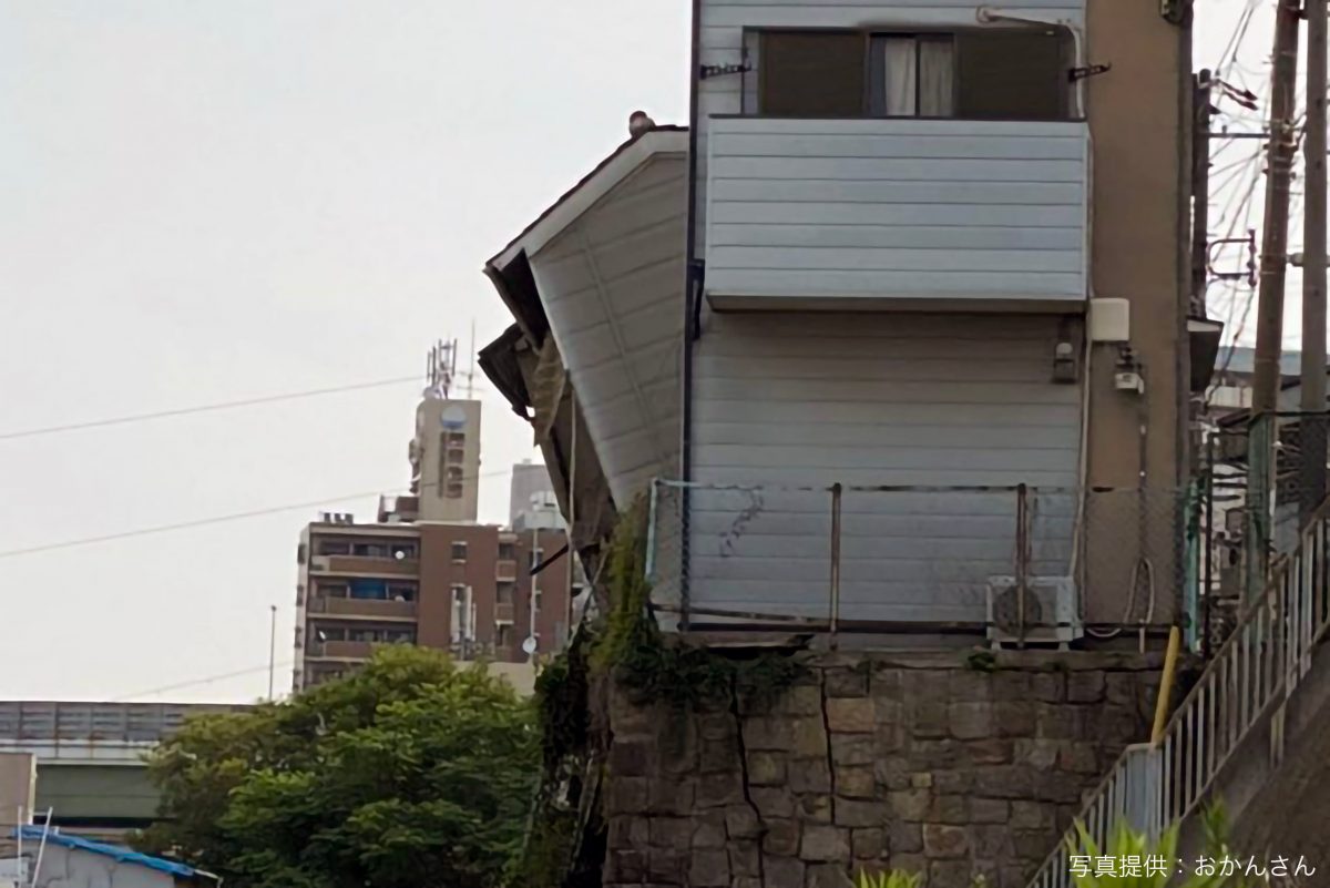 大阪市西成区で住宅が次々に崩落 目撃者は 周りの家も傾いている ニュースサイトしらべぇ