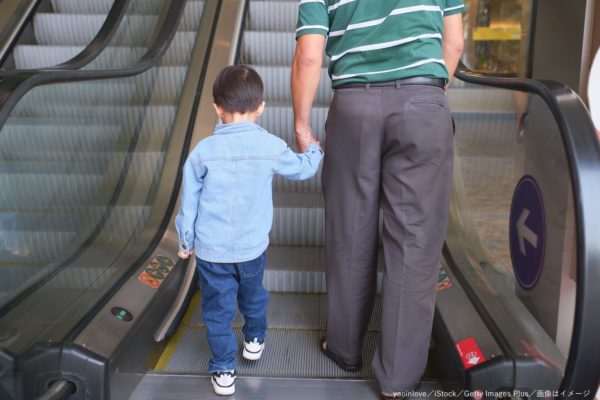 エスカレーター・親子・父・息子・少年