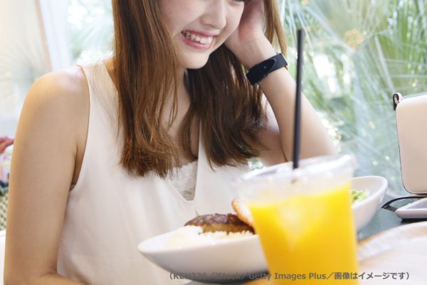 恋バナをしている風な女性