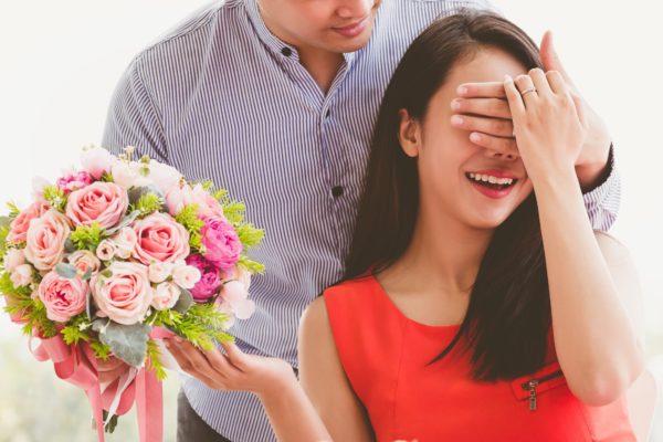 カップル・夫婦・サプライズ・花束・プレゼント