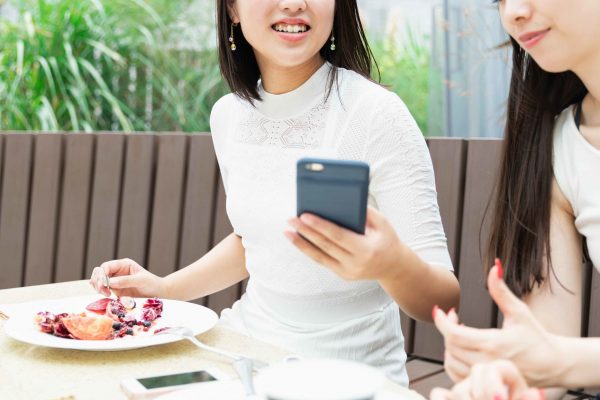 スマホを持った女性と話す