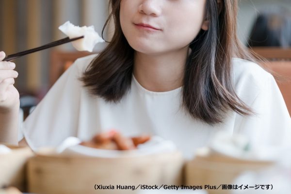 食事中の女性