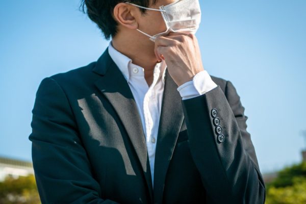 マスクをしたビジネスマン