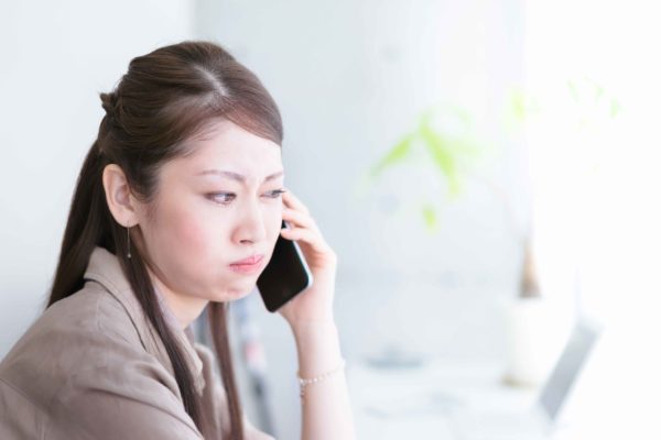 電話に怒る女性