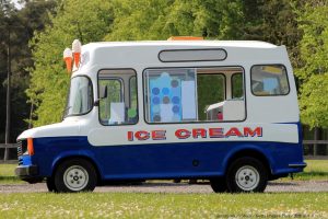 小学校先生がアイスクリームトラックで手料理運ぶ　「貧困家庭の児童を助けたい」