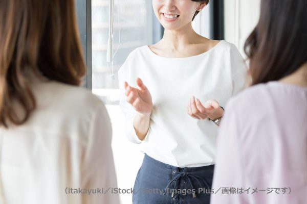 談笑する女性たち