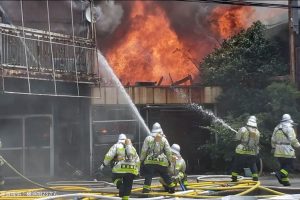 横浜市の国道沿い店舗で火災・消防32台出動　目撃者は「以前は熱帯魚店だった」