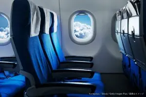 飛行機で遭遇した迷惑客へのリベンジ動画が炎上　座席下から悪臭漂う足が飛び出し…