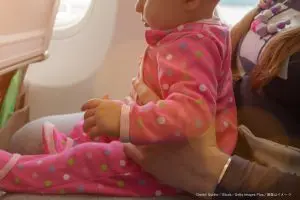 飛行機初体験の赤ちゃんに隣席女性から予期せぬプレゼント　母親が動画投稿し感謝