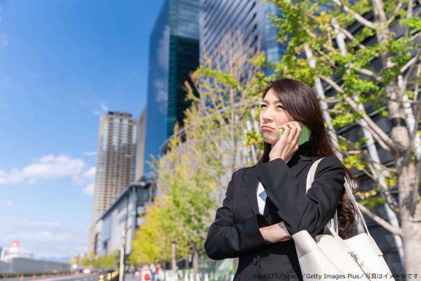 電話する女性