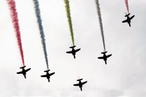 ブルーインパルス展示飛行　都内上空にシンボル「スリーアギトス」カラー