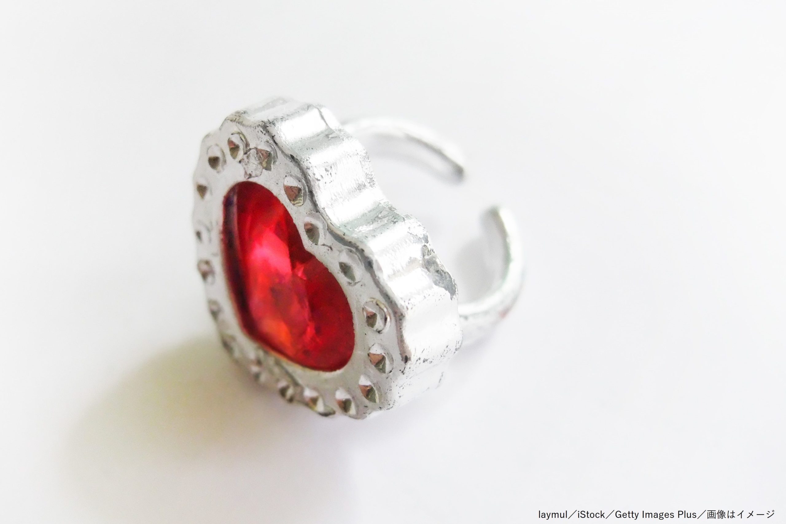 景品の指輪で求婚し彼女を激怒させた彼氏 冗談が通じない の投稿に批判殺到 Sirabee