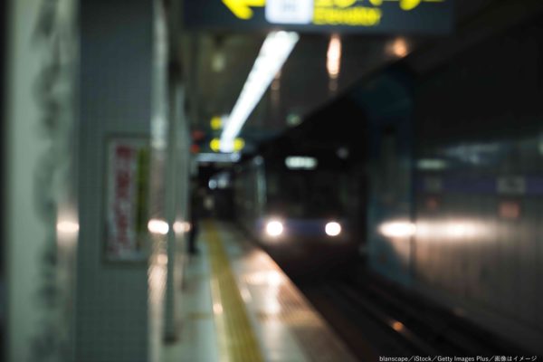 電車・地下鉄・駅・プラットホーム
