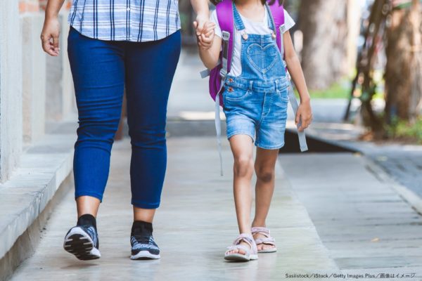 学校・送り迎え・送迎・保護者・母親・子供