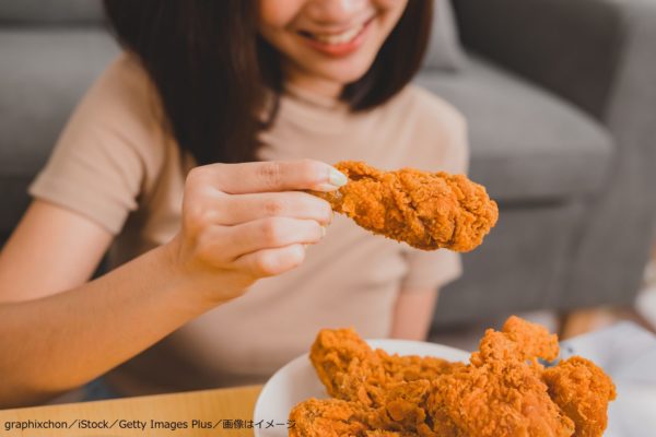 フライドチキンを食べる女性