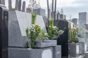 浮気相手との性行為中に心臓発作で死亡した夫　妻が墓石に「姦淫者」と刻印