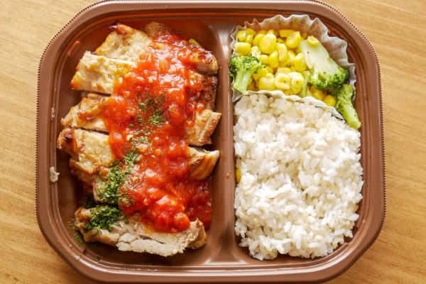 たんぱく質が摂れるグリルチキン弁当 玄米入