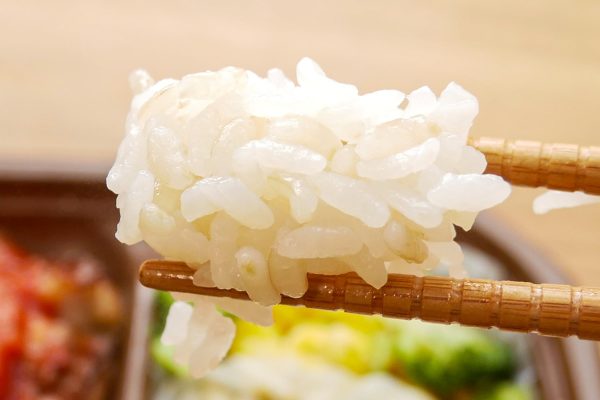 たんぱく質が摂れるグリルチキン弁当　玄米入