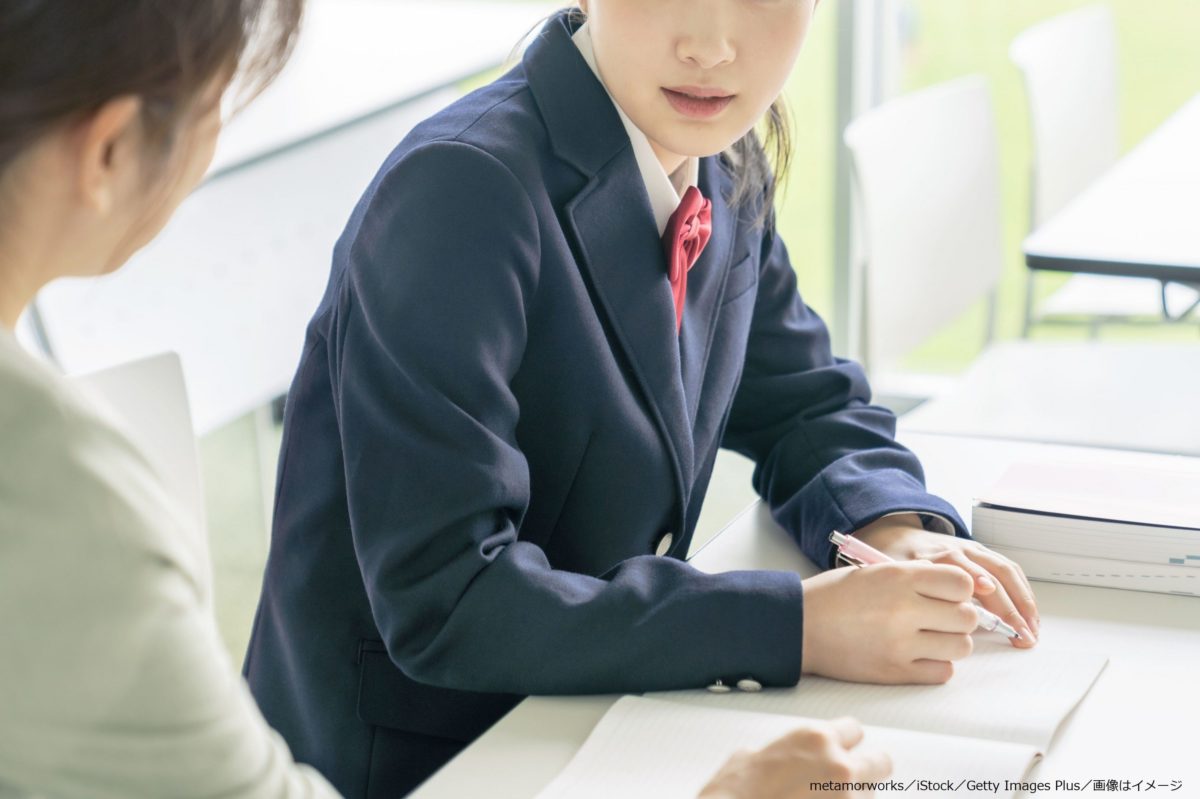 女性教員と女子生徒