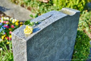 99歳女性のお墓に巨大なペニスの像　亡くなる前の「最後の願い」を家族が実現