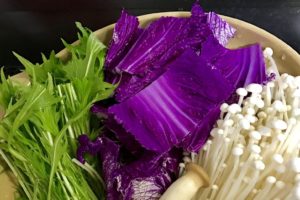 鮮やかな色をした紫白菜を鍋に入れると…　まさかの出来上がりに衝撃走る