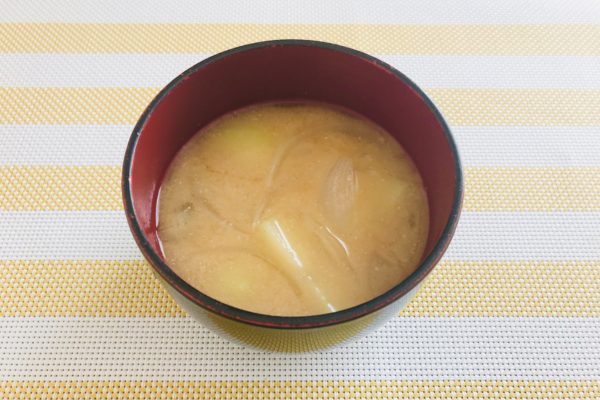 玉ねぎとじゃがいもの味噌汁