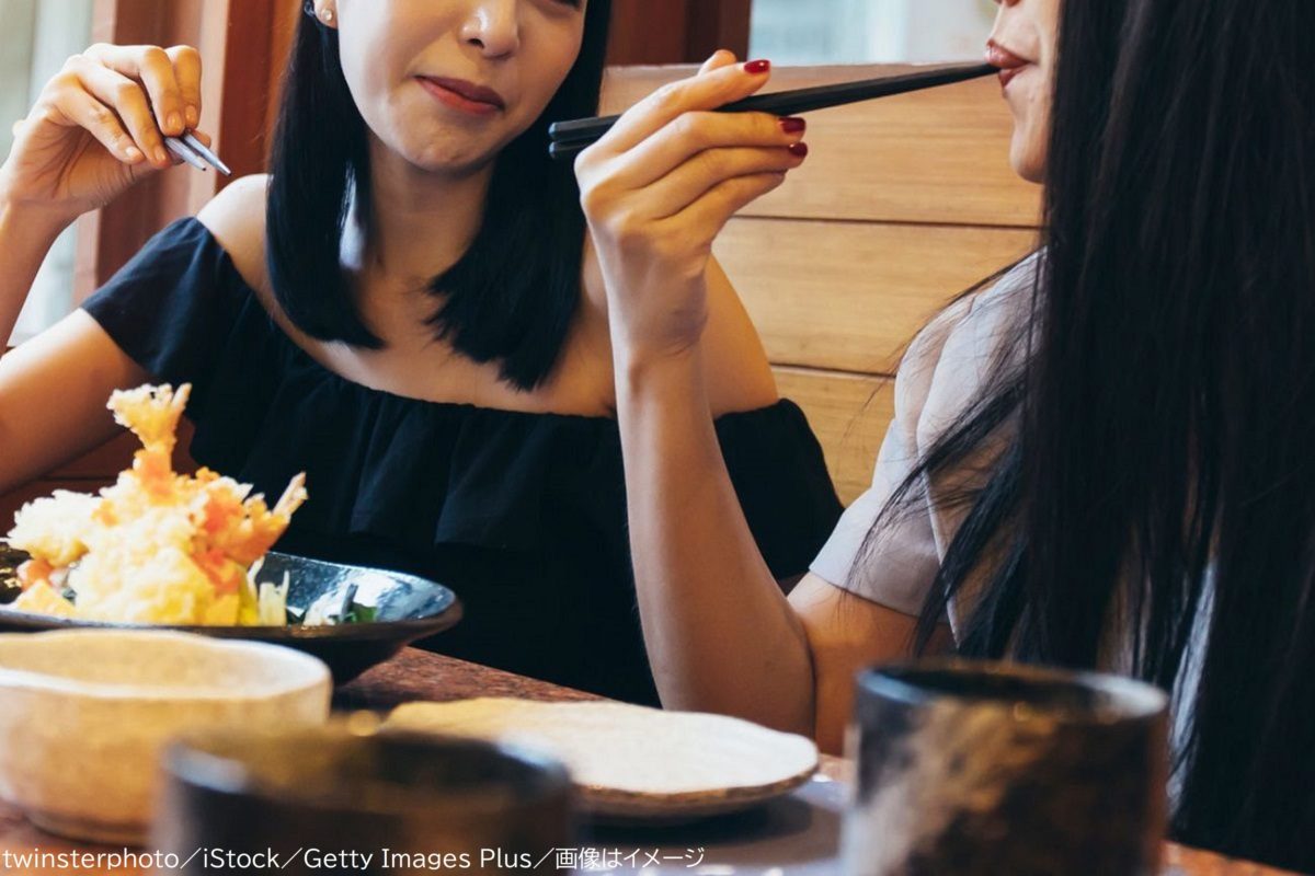 食事中の若い女性たち