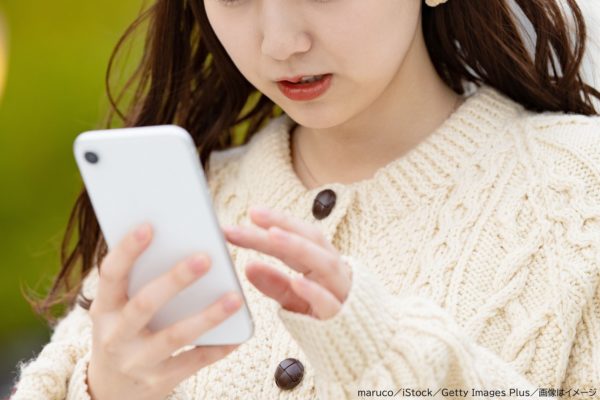 スマホを操作する若い女性