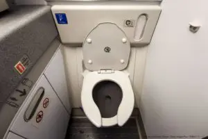 飛行機内トイレにスマホ貼り付け少女らを盗撮　客室乗務員の男が逮捕